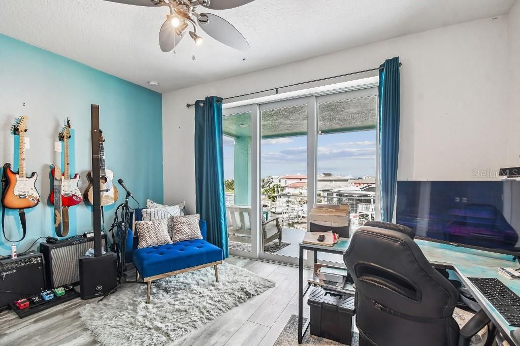 For Sale: $799,000 (3 beds, 3 baths, 2113 Square Feet)