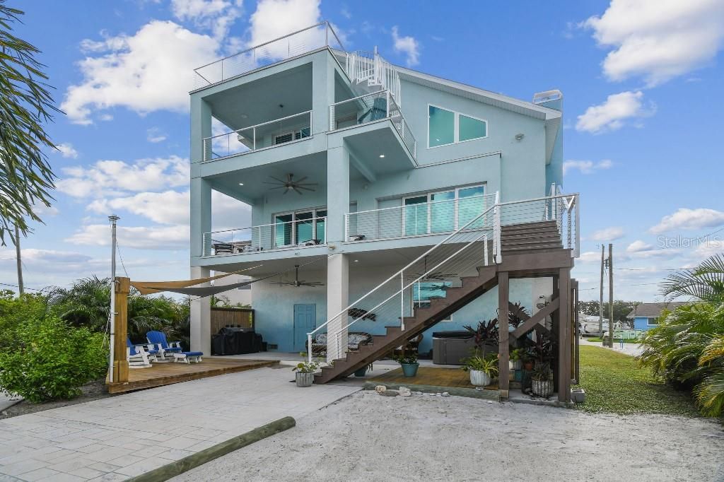 For Sale: $799,000 (3 beds, 3 baths, 2113 Square Feet)