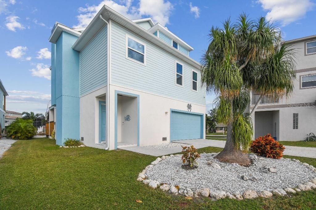 For Sale: $799,000 (3 beds, 3 baths, 2113 Square Feet)