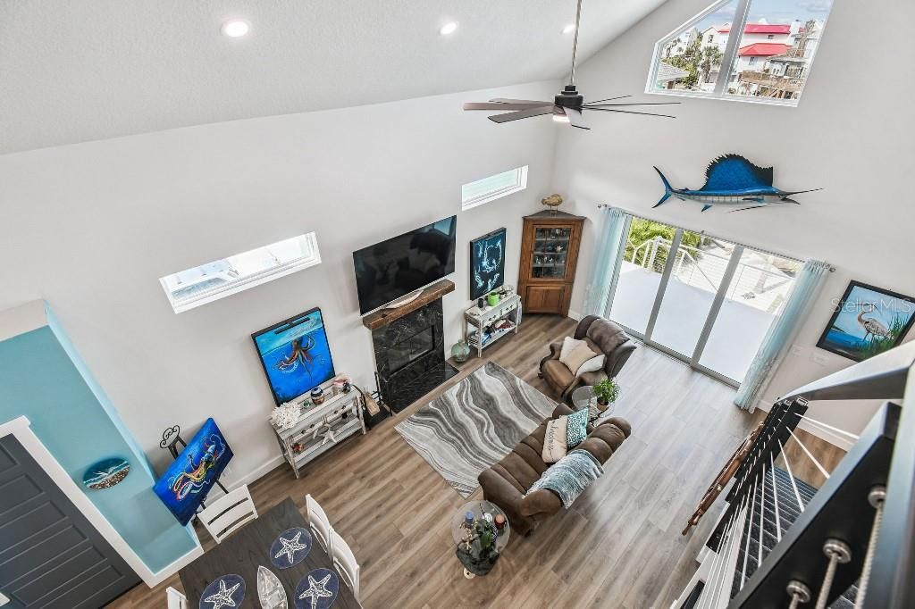 For Sale: $799,000 (3 beds, 3 baths, 2113 Square Feet)