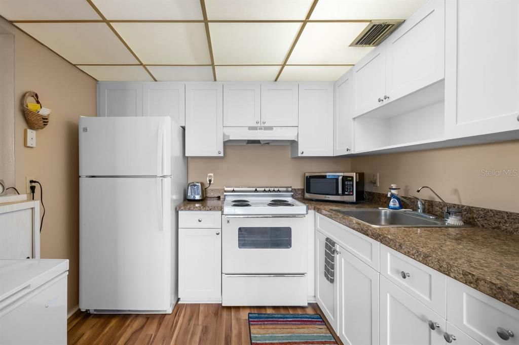 For Sale: $89,900 (1 beds, 1 baths, 800 Square Feet)