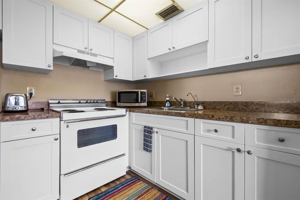 For Sale: $89,900 (1 beds, 1 baths, 800 Square Feet)