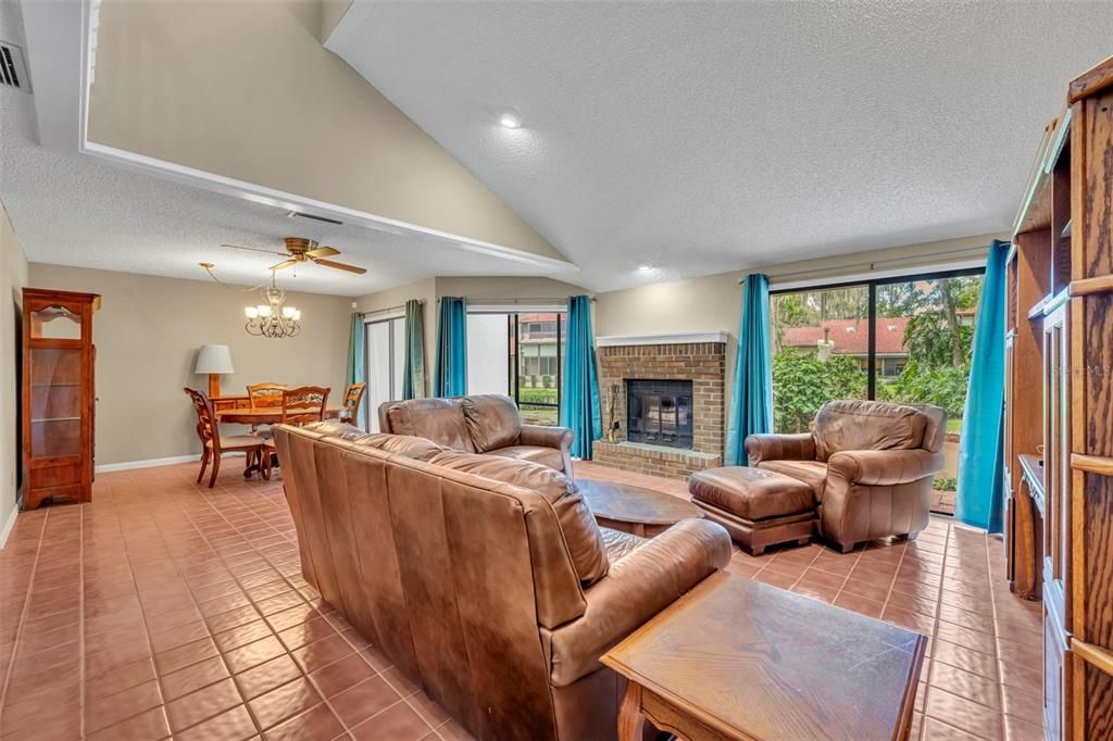 For Sale: $325,000 (3 beds, 3 baths, 1872 Square Feet)