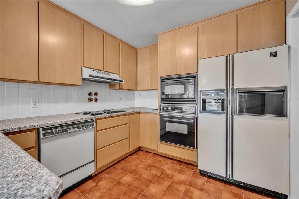 For Sale: $325,000 (3 beds, 3 baths, 1872 Square Feet)