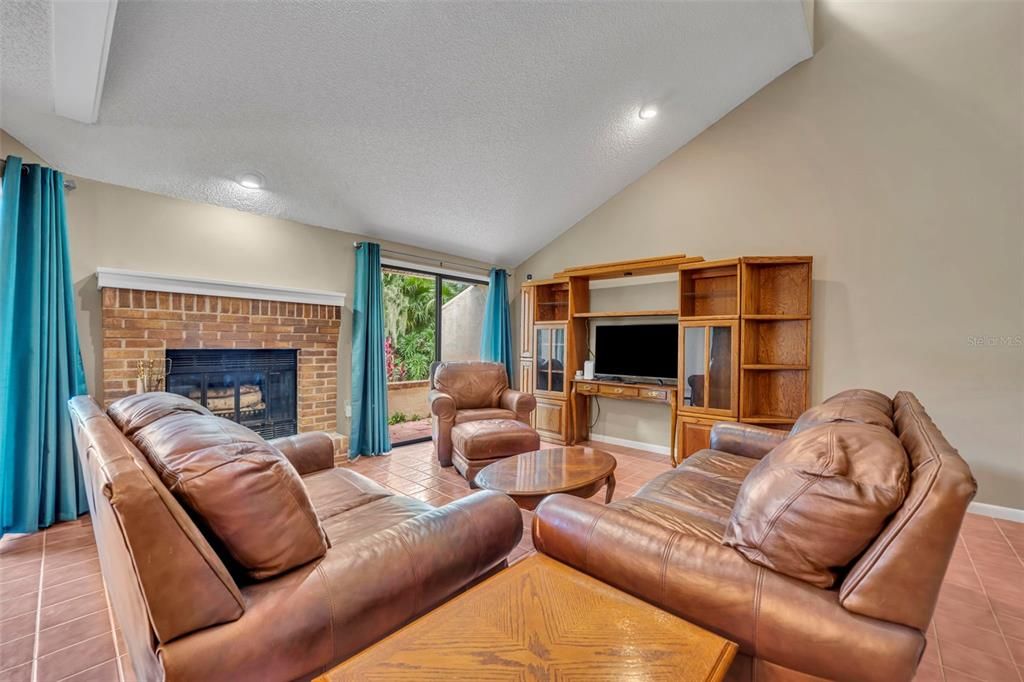 For Sale: $325,000 (3 beds, 3 baths, 1872 Square Feet)