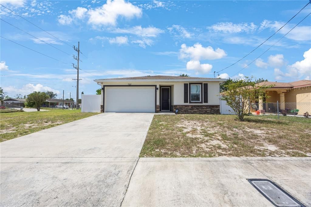 Active With Contract: $355,000 (3 beds, 2 baths, 1446 Square Feet)