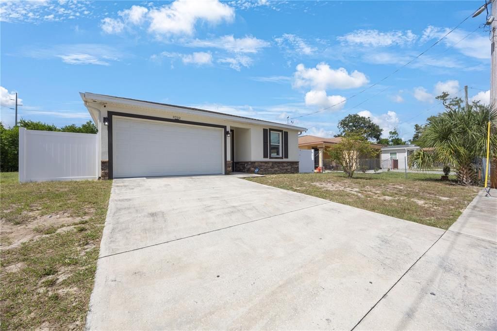 Active With Contract: $355,000 (3 beds, 2 baths, 1446 Square Feet)