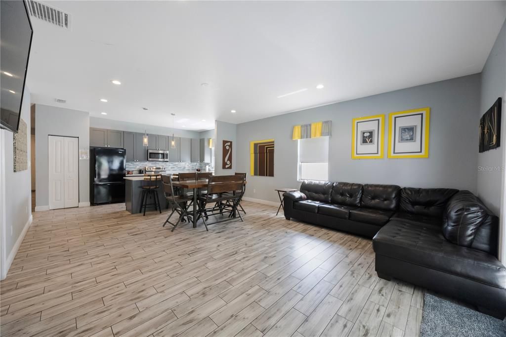 Active With Contract: $355,000 (3 beds, 2 baths, 1446 Square Feet)