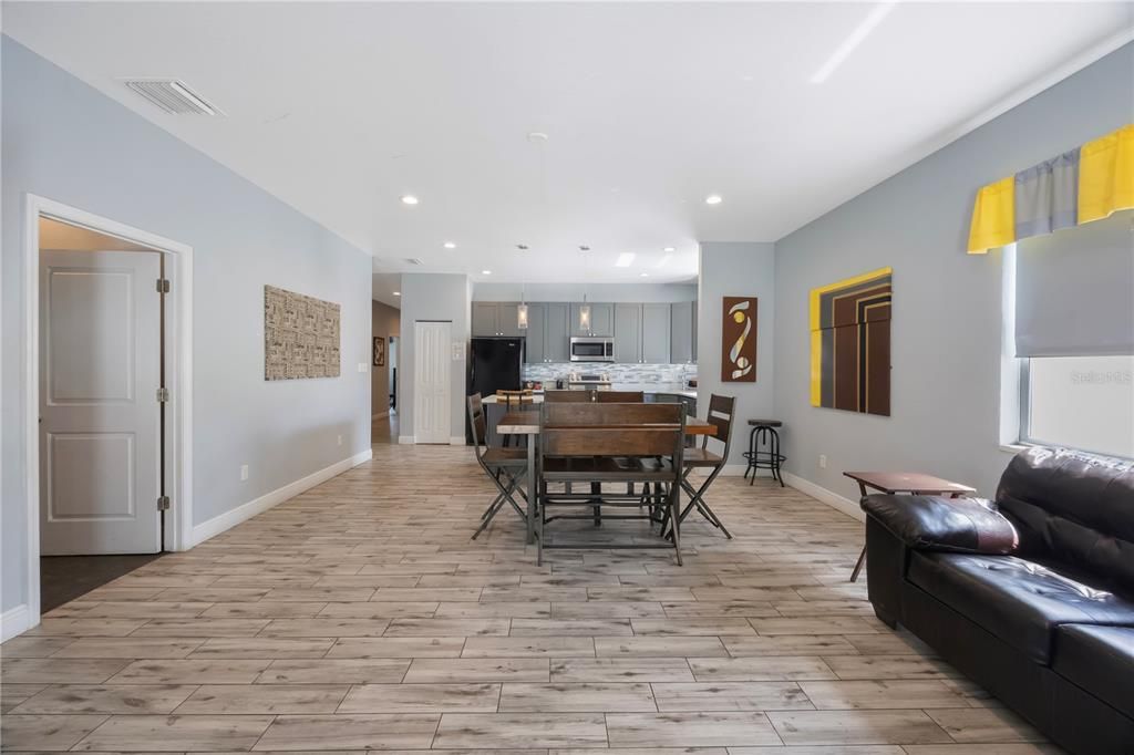 Active With Contract: $355,000 (3 beds, 2 baths, 1446 Square Feet)