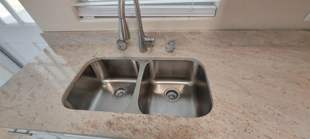 For Sale: $250,000 (3 beds, 1 baths, 836 Square Feet)