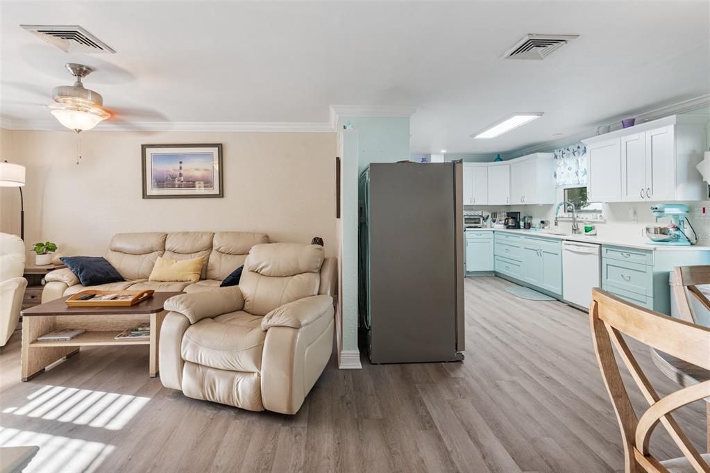 合同活跃: $254,900 (3 贝兹, 2 浴室, 1032 平方英尺)