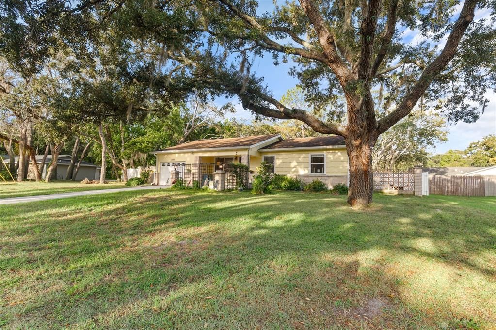 合同活跃: $254,900 (3 贝兹, 2 浴室, 1032 平方英尺)