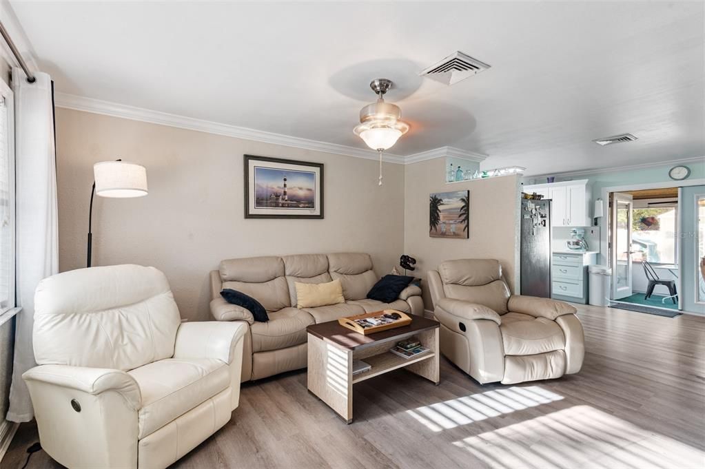 合同活跃: $254,900 (3 贝兹, 2 浴室, 1032 平方英尺)