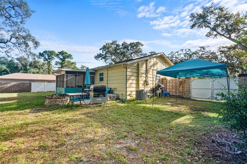 合同活跃: $254,900 (3 贝兹, 2 浴室, 1032 平方英尺)