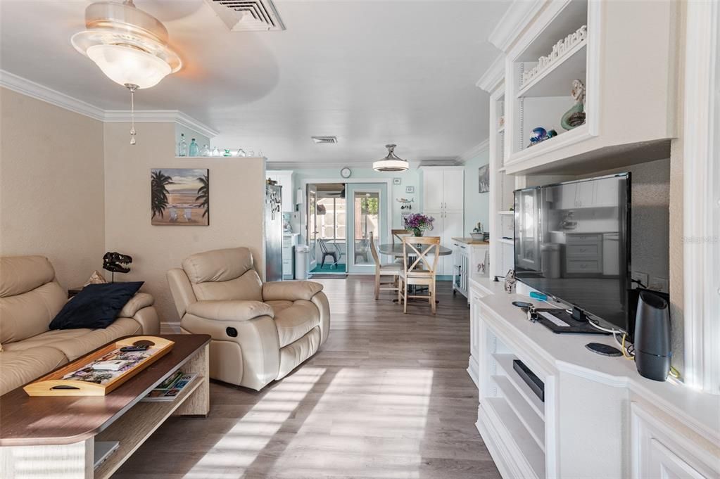 合同活跃: $254,900 (3 贝兹, 2 浴室, 1032 平方英尺)