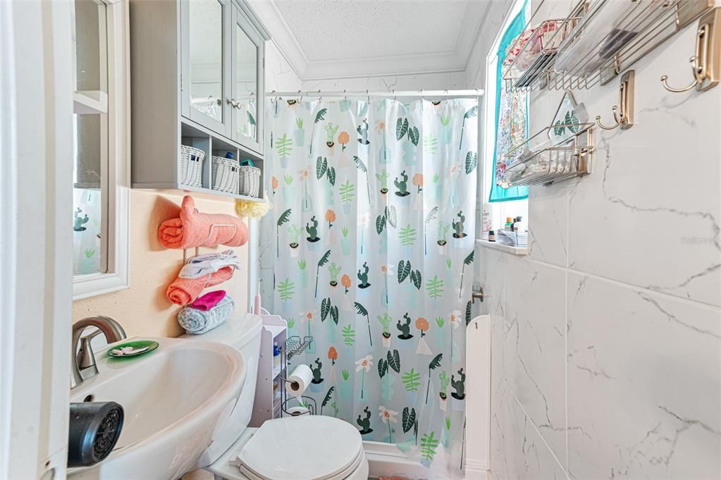 合同活跃: $254,900 (3 贝兹, 2 浴室, 1032 平方英尺)