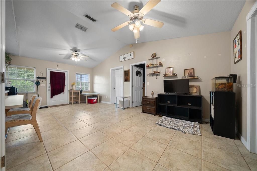 待售: $265,000 (2 贝兹, 1 浴室, 1200 平方英尺)