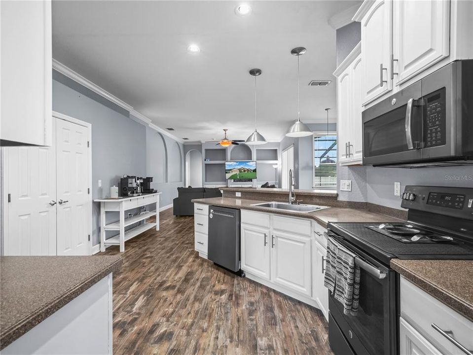 En Venta: $470,000 (4 camas, 3 baños, 2438 Pies cuadrados)