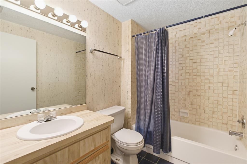 For Sale: $215,250 (2 beds, 2 baths, 945 Square Feet)