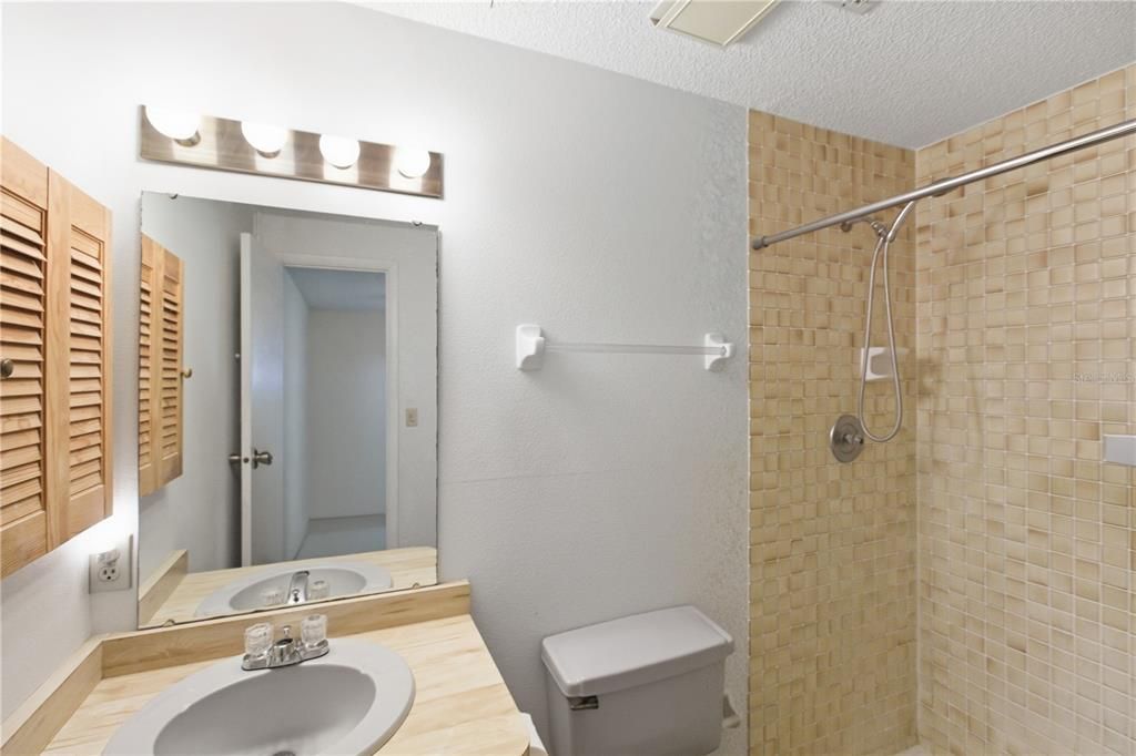 For Sale: $215,250 (2 beds, 2 baths, 945 Square Feet)