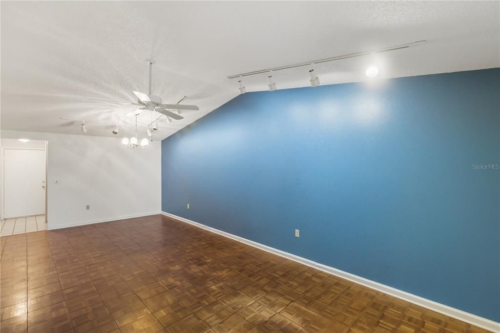 For Sale: $215,250 (2 beds, 2 baths, 945 Square Feet)