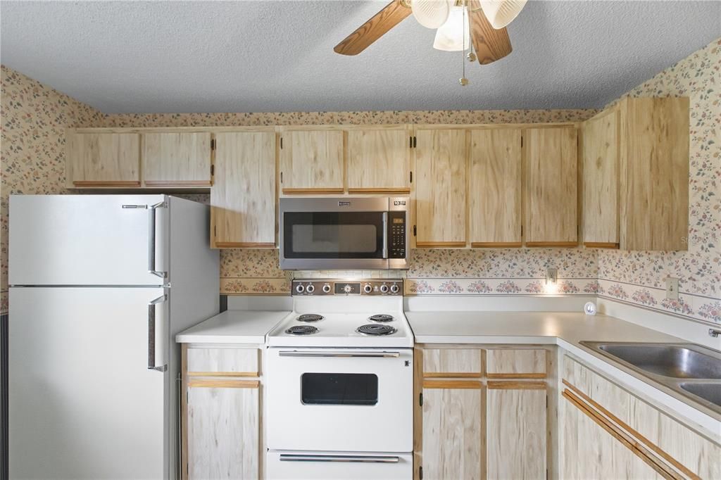 For Sale: $215,250 (2 beds, 2 baths, 945 Square Feet)