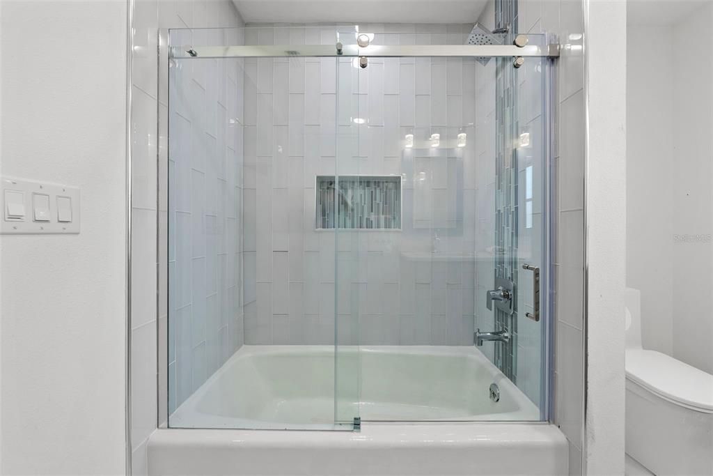 En Venta: $1,300,000 (4 camas, 3 baños, 2474 Pies cuadrados)