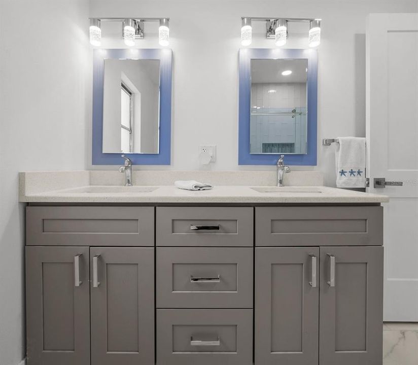 En Venta: $1,300,000 (4 camas, 3 baños, 2474 Pies cuadrados)