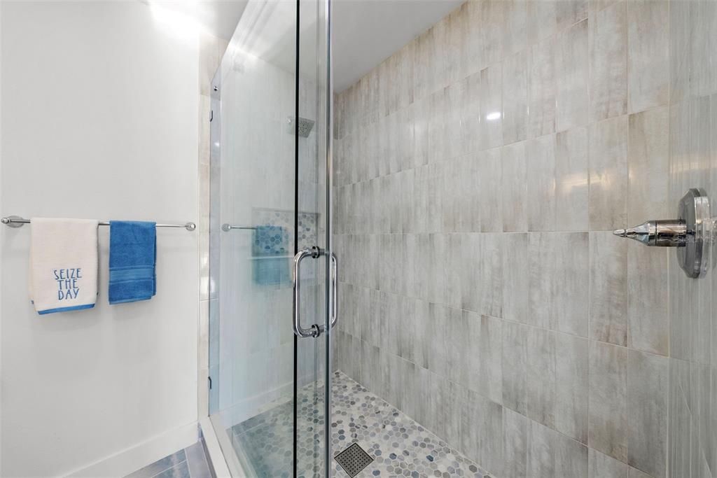 En Venta: $1,300,000 (4 camas, 3 baños, 2474 Pies cuadrados)