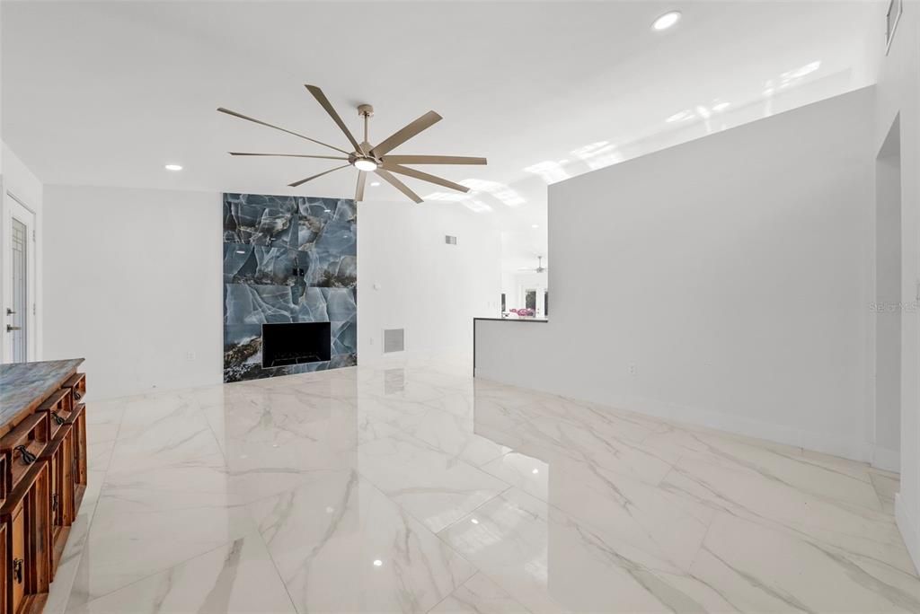 En Venta: $1,300,000 (4 camas, 3 baños, 2474 Pies cuadrados)