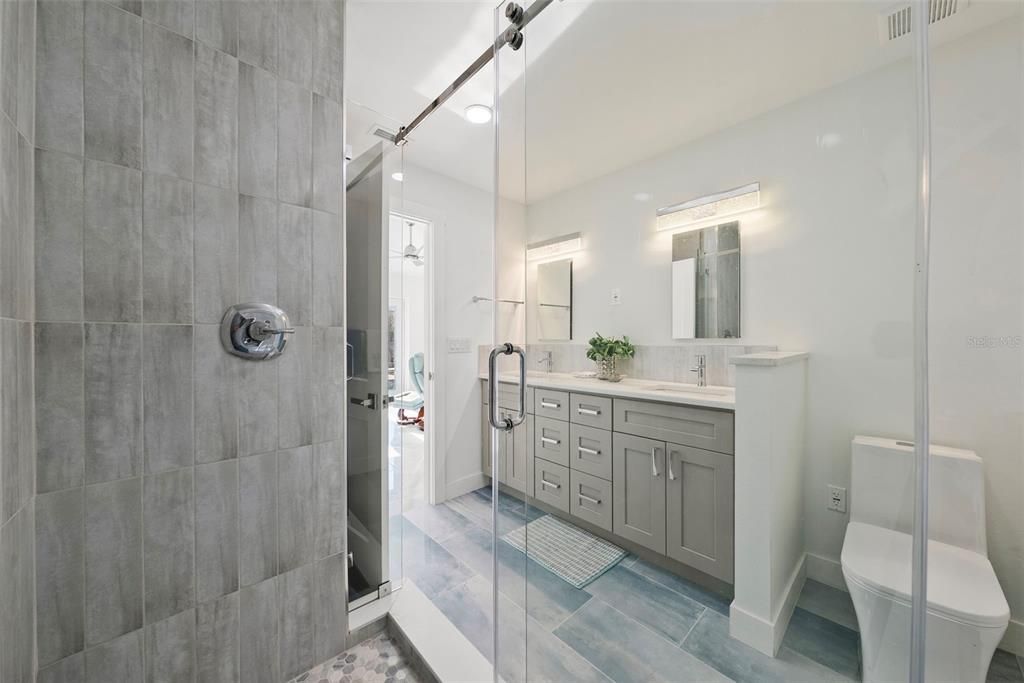 En Venta: $1,300,000 (4 camas, 3 baños, 2474 Pies cuadrados)