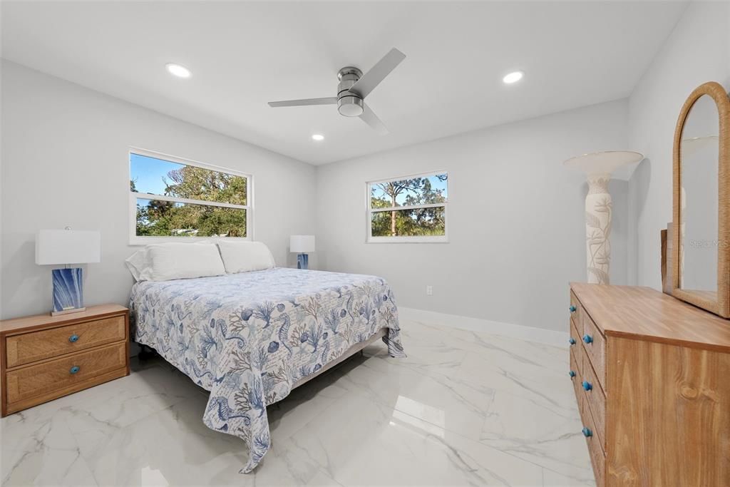 En Venta: $1,300,000 (4 camas, 3 baños, 2474 Pies cuadrados)