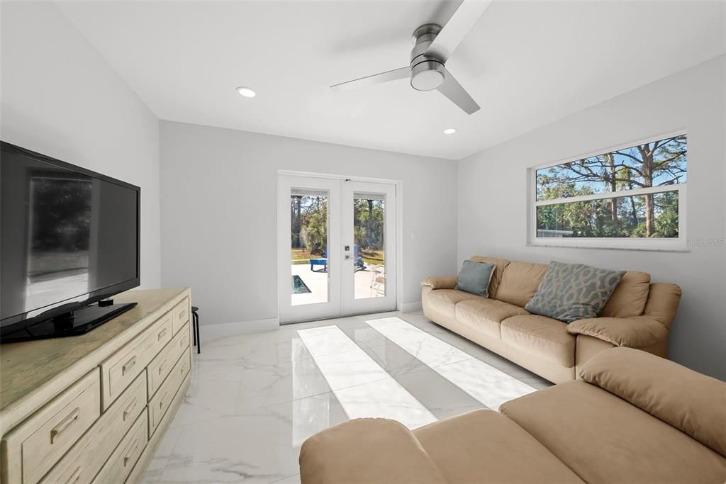 En Venta: $1,300,000 (4 camas, 3 baños, 2474 Pies cuadrados)