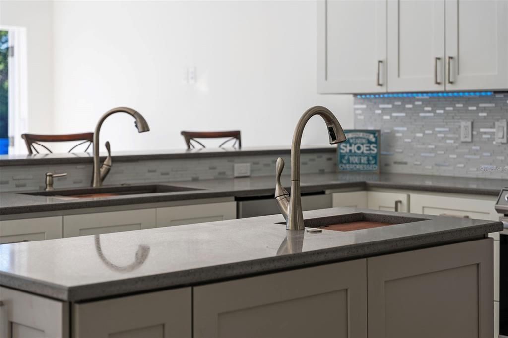 En Venta: $1,300,000 (4 camas, 3 baños, 2474 Pies cuadrados)