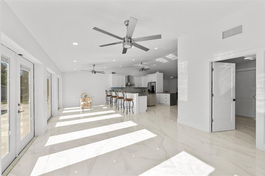 En Venta: $1,300,000 (4 camas, 3 baños, 2474 Pies cuadrados)