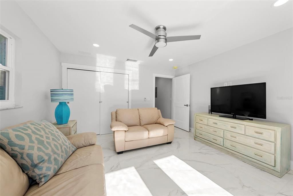 En Venta: $1,300,000 (4 camas, 3 baños, 2474 Pies cuadrados)