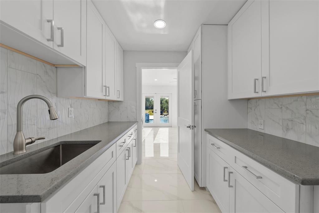 En Venta: $1,300,000 (4 camas, 3 baños, 2474 Pies cuadrados)