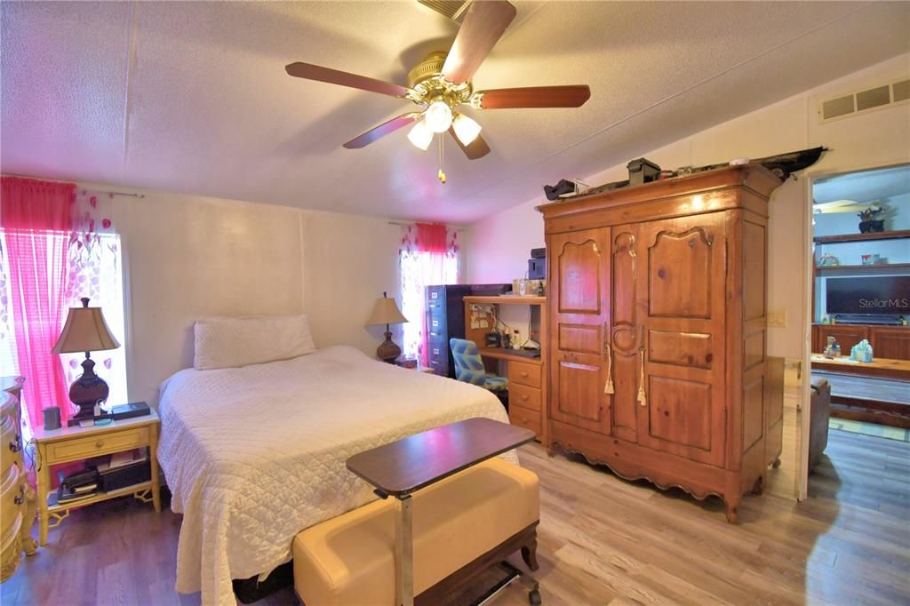 На продажу: $380,000 (4 спален, 2 ванн, 2432 Квадратных фут)