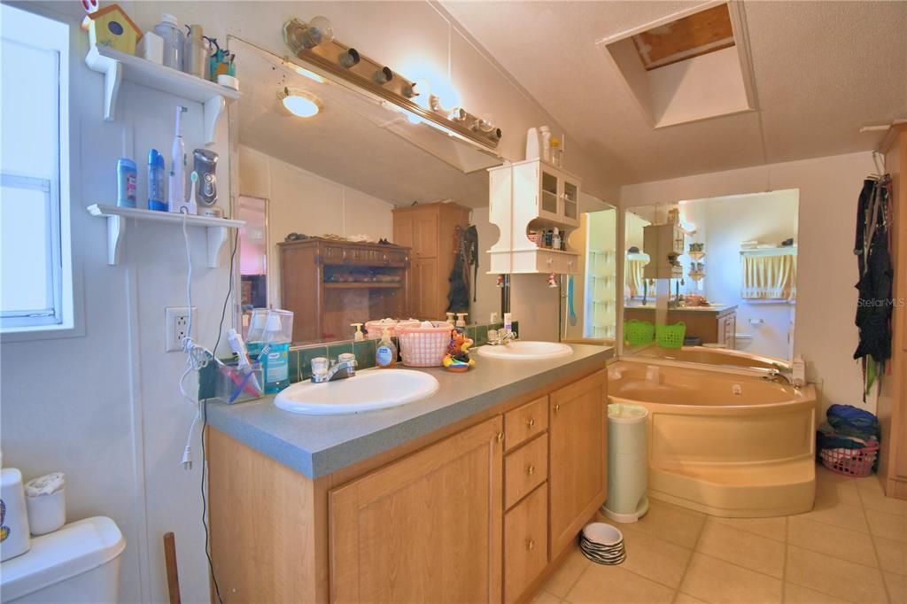 На продажу: $380,000 (4 спален, 2 ванн, 2432 Квадратных фут)