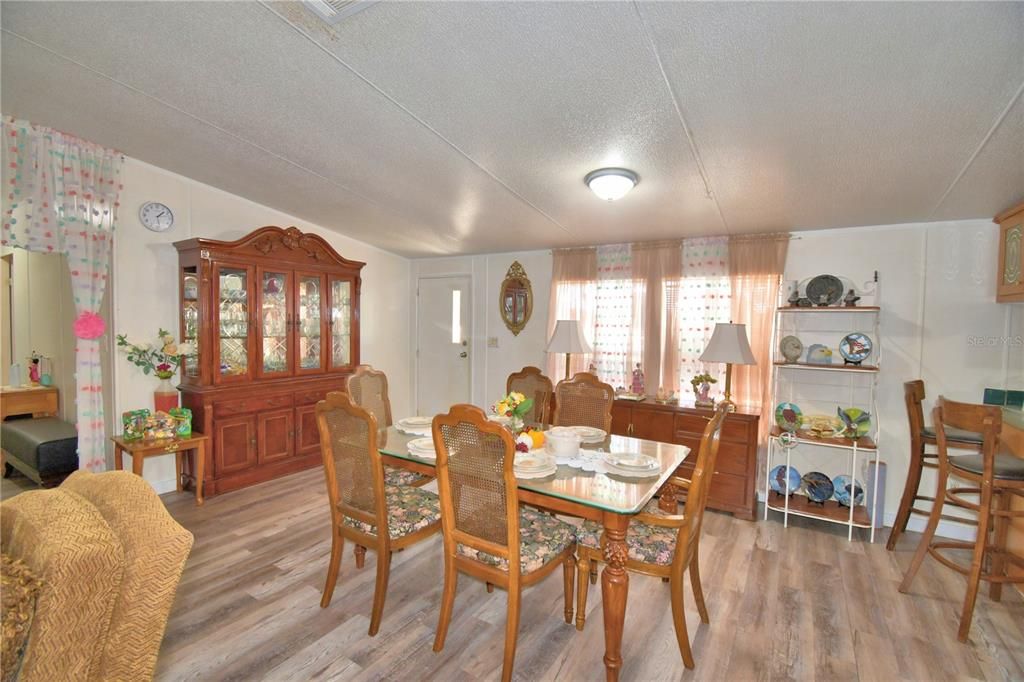 На продажу: $380,000 (4 спален, 2 ванн, 2432 Квадратных фут)