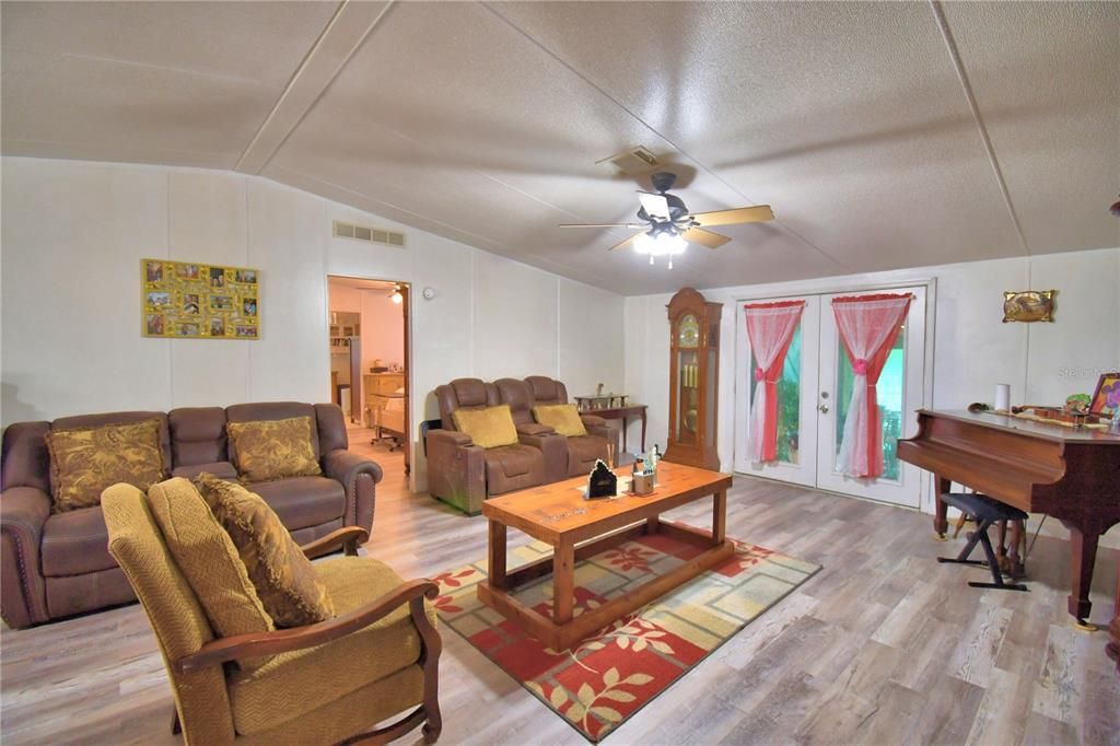 На продажу: $380,000 (4 спален, 2 ванн, 2432 Квадратных фут)