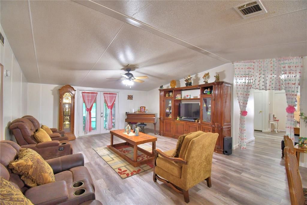 На продажу: $380,000 (4 спален, 2 ванн, 2432 Квадратных фут)