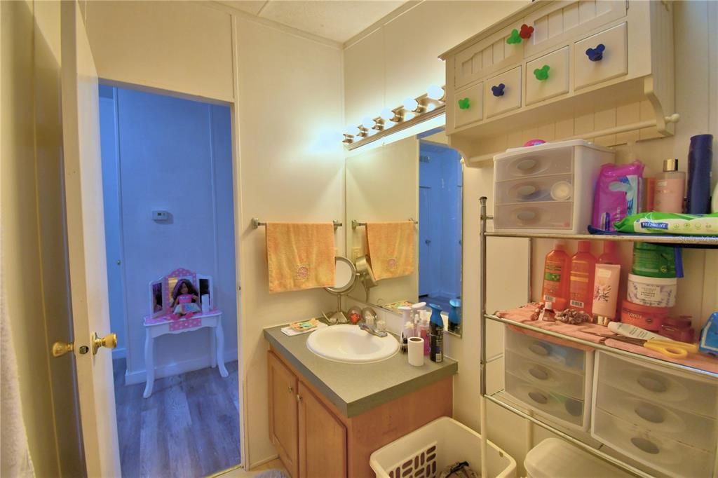 На продажу: $380,000 (4 спален, 2 ванн, 2432 Квадратных фут)