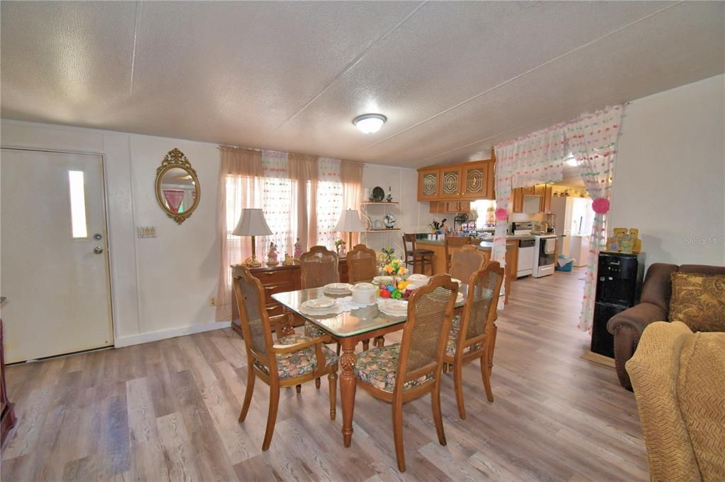 На продажу: $380,000 (4 спален, 2 ванн, 2432 Квадратных фут)