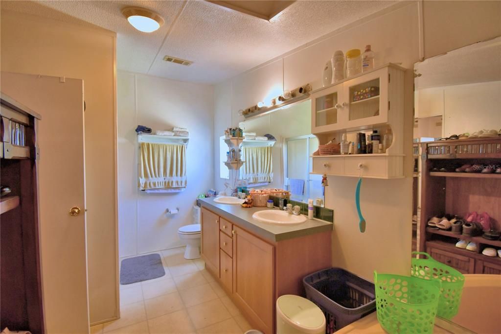 На продажу: $380,000 (4 спален, 2 ванн, 2432 Квадратных фут)