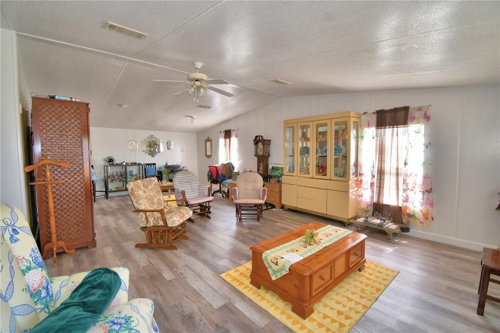 На продажу: $380,000 (4 спален, 2 ванн, 2432 Квадратных фут)