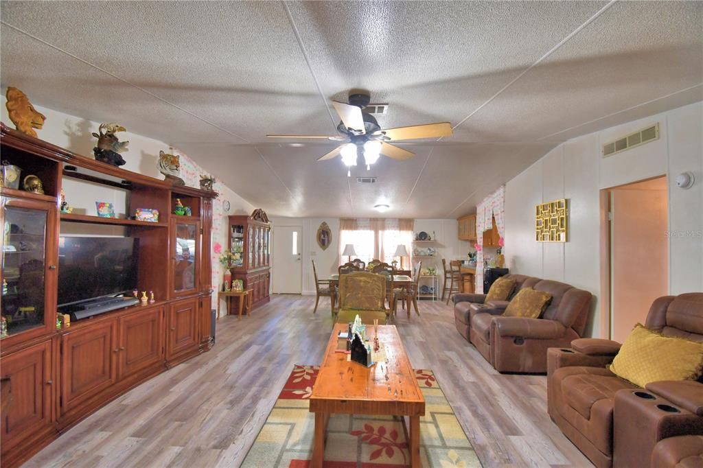 На продажу: $380,000 (4 спален, 2 ванн, 2432 Квадратных фут)