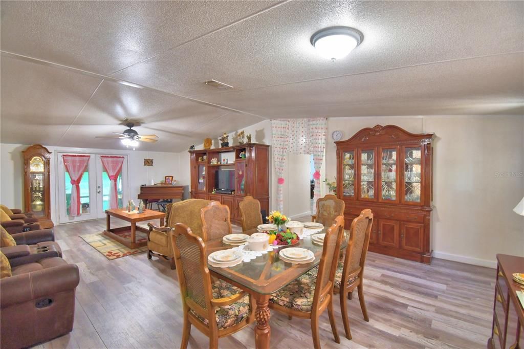 На продажу: $380,000 (4 спален, 2 ванн, 2432 Квадратных фут)