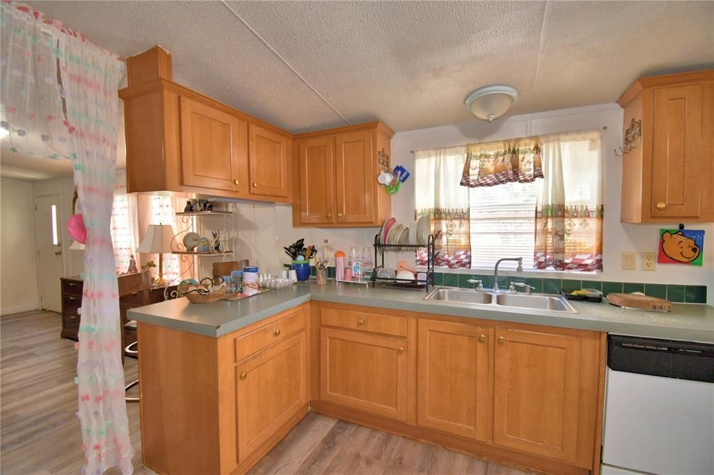 На продажу: $380,000 (4 спален, 2 ванн, 2432 Квадратных фут)