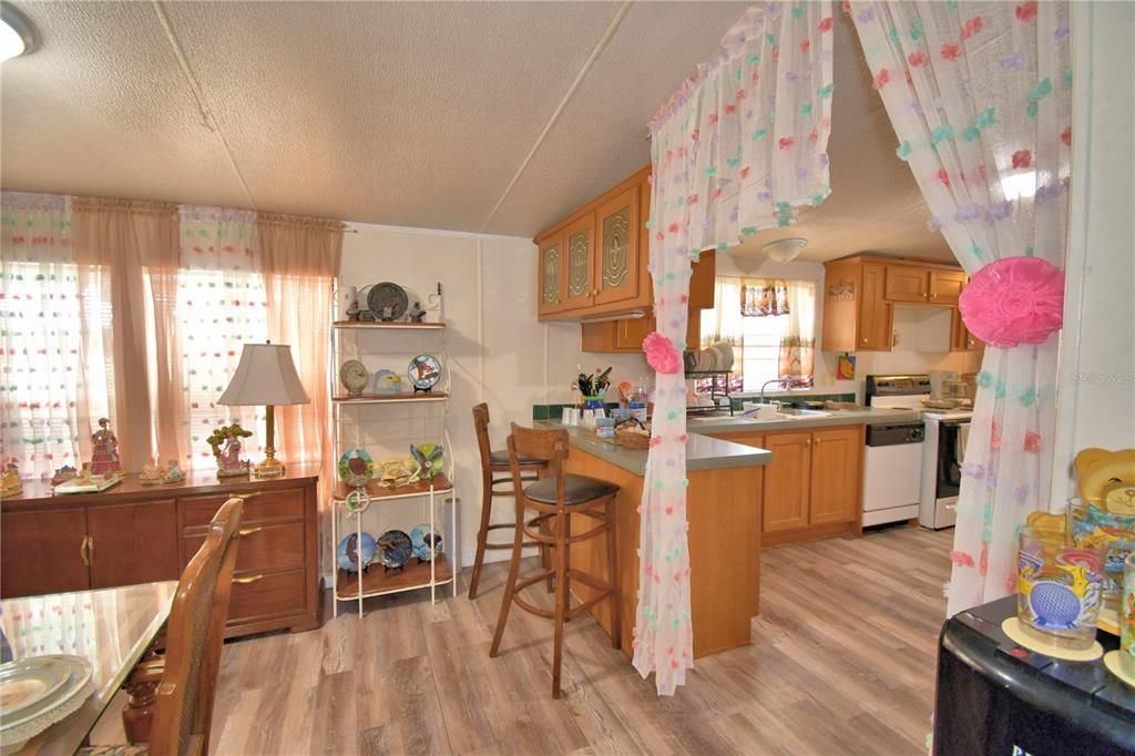 На продажу: $380,000 (4 спален, 2 ванн, 2432 Квадратных фут)